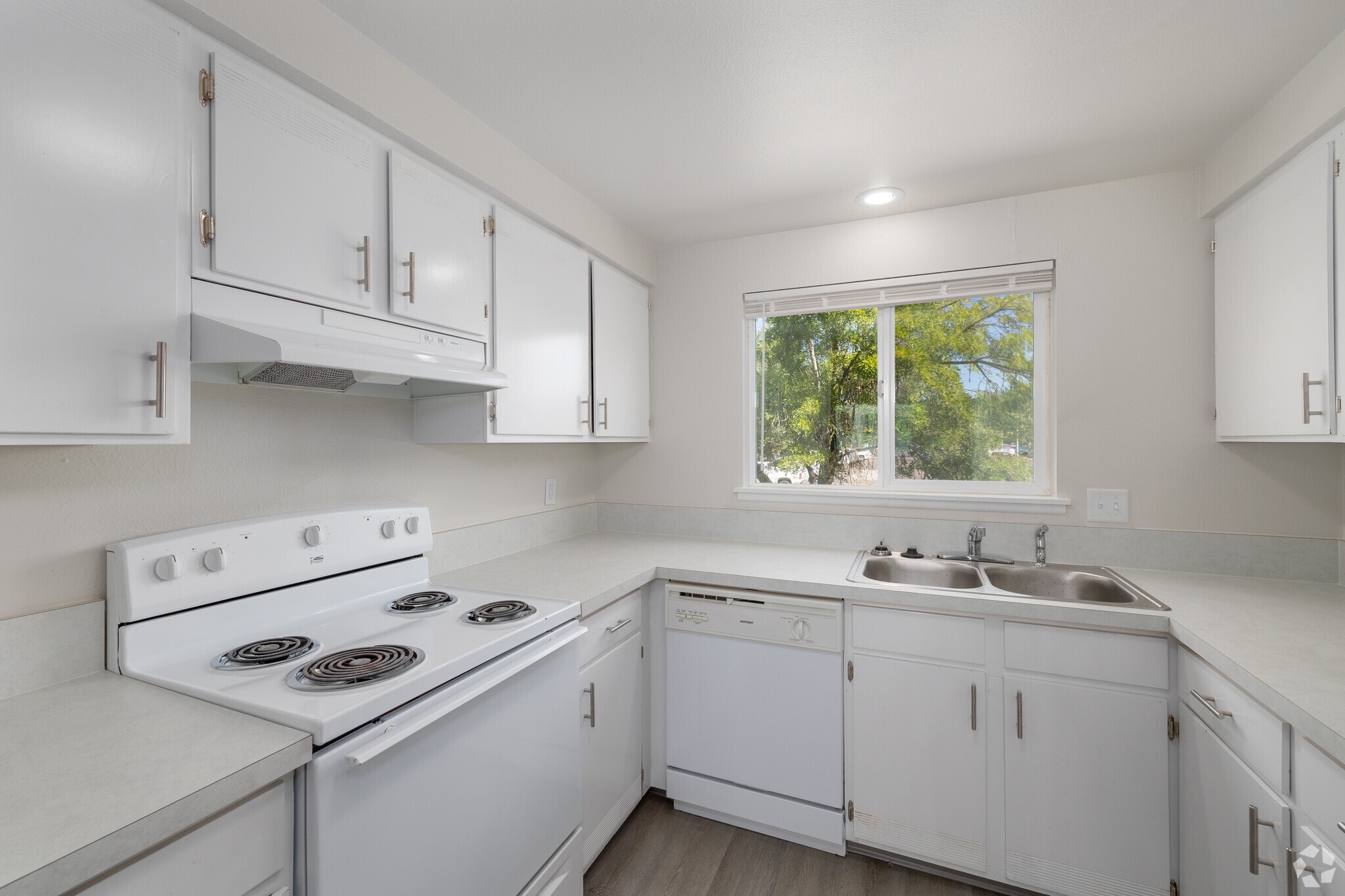 2BR, 1BA - 832SF - The Vicinity