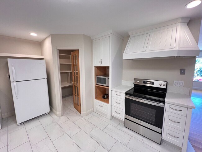 Building Photo - 1626 York Drive