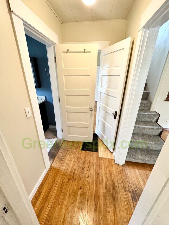 Building Photo - 3-Bedroom, 2-Bathroom House with Attached Garage and Workshop Near Belmont and SE 45th