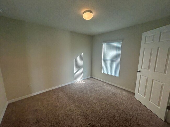 Building Photo - 3927 NE 23rd Pl