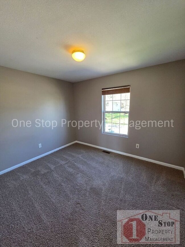 Building Photo - Spacious 3 bedroom/ 2.5 bath with a finished basement!!