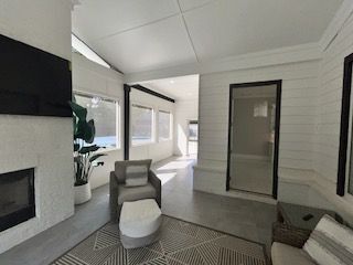 Building Photo - 960 Nours Cir SE