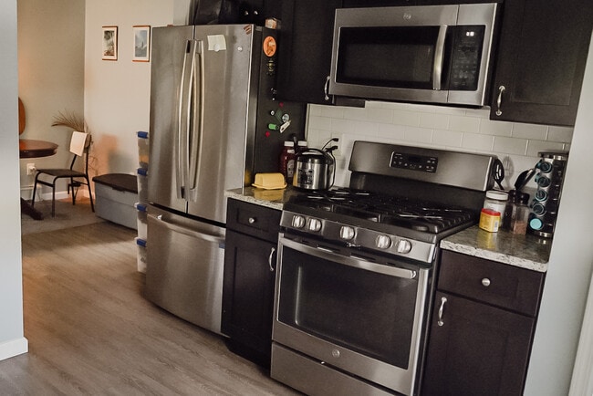 Updated kitchen with separate dining area - 27 Bayview Ave