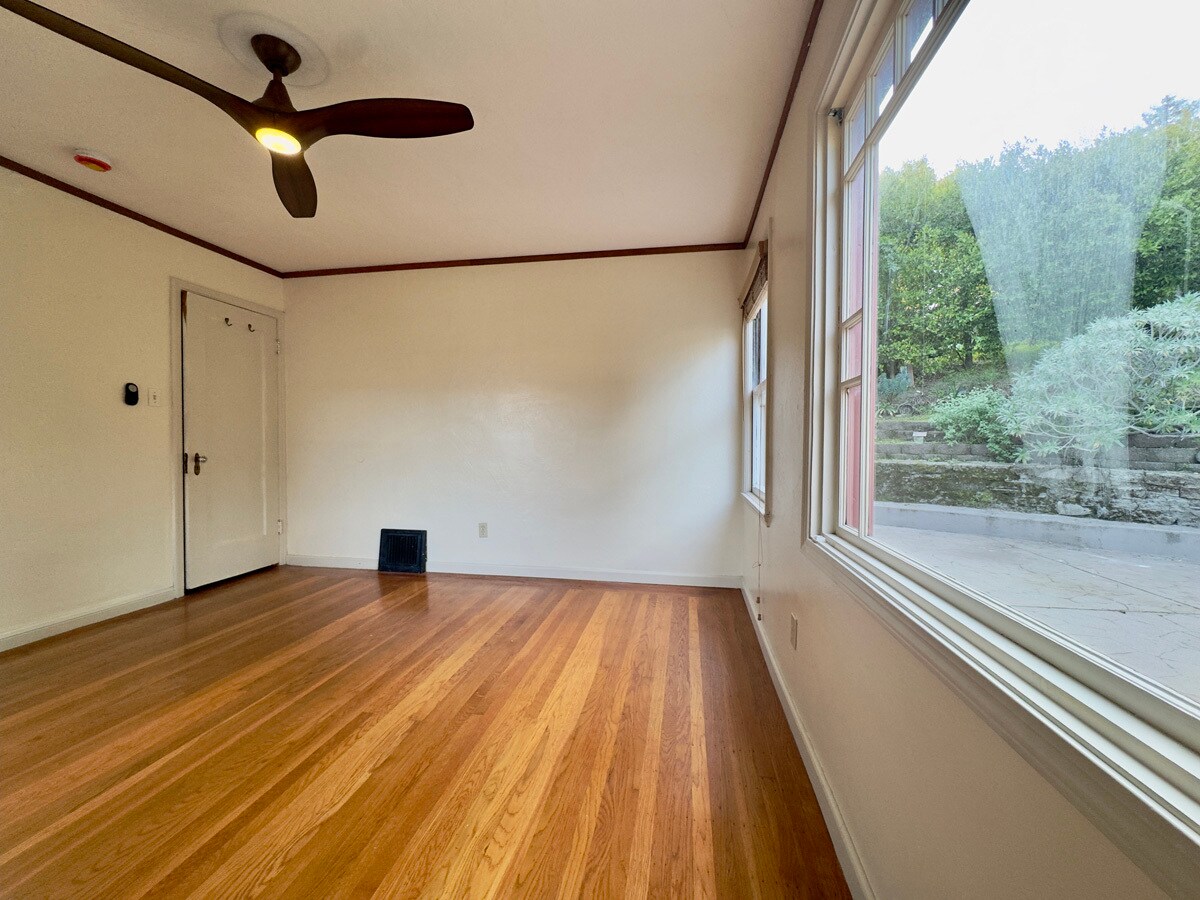 Building Photo - 645 Jean St