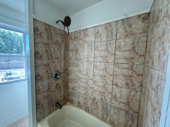Building Photo - Updated 2BR Townhome Across from Stephens Park