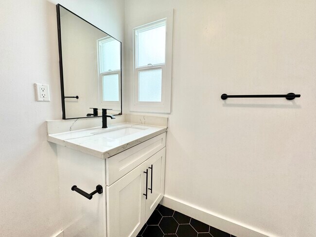 Building Photo - 338 N Kingsley Dr