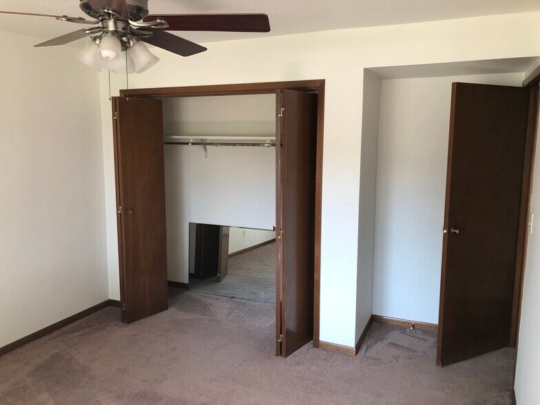 Building Photo - 225 S Ridge Dr