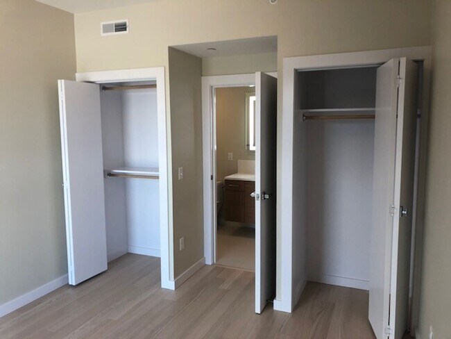 Building Photo - Beautiful Talbach House Condo!