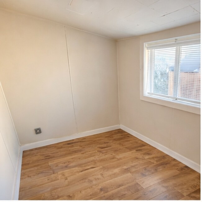 Building Photo - 10 SE Roosevelt Ave