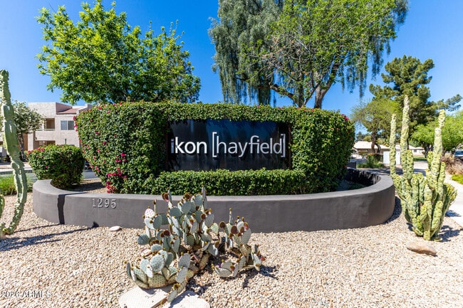 Building Photo - 1295 N Ash St