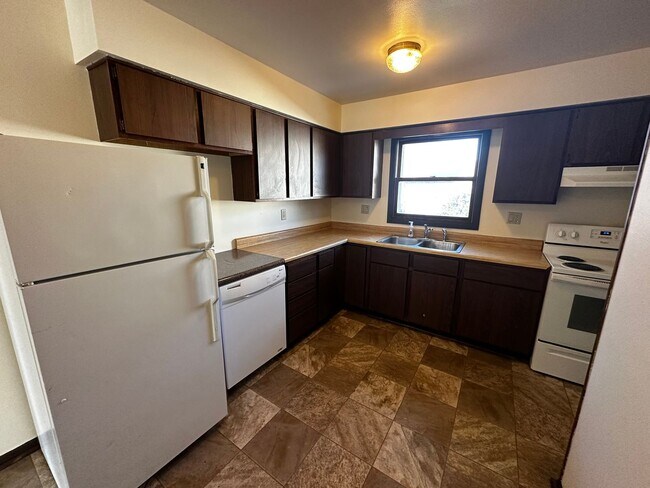 Building Photo - 1837-1837 Post Rd