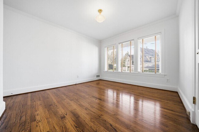 Building Photo - Three bedroom and Two Bathroom home in Portland Heights! Gourmet Kitchen and incredible natural L...