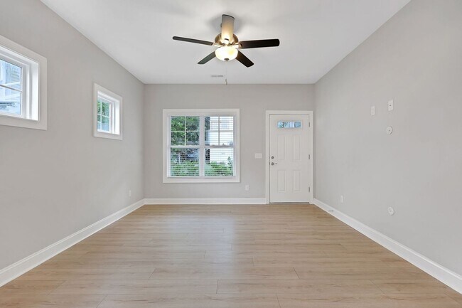 Building Photo - Spacious 3BR House in Wilmington - Newer C...