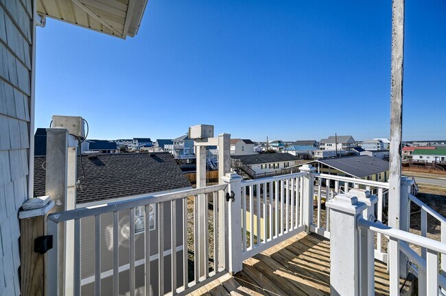 Building Photo - OFF-SEASON FURNISHED MONTHLY RENTAL