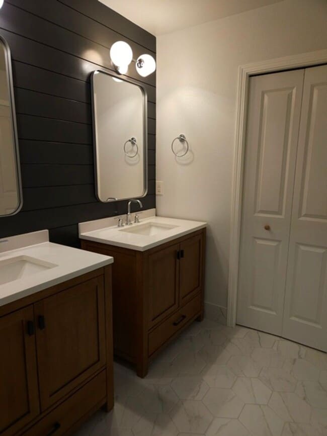 Building Photo - 4Bd/2.5Ba Two Story House - Available to View!