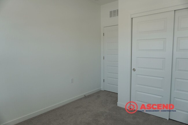 Building Photo - Spacious 4 Bed/2 Bath Brand New Build! in Bakersfield's Desirable 93311 Area — Solar, Garage & Fu...