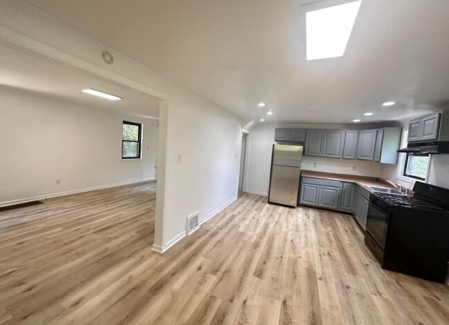 Building Photo - 10318 Lindberg Ave