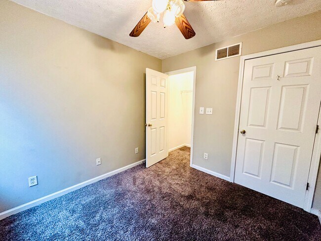 Building Photo - Updated 2 story townhome in Park Duvalle- Section 8 accepted