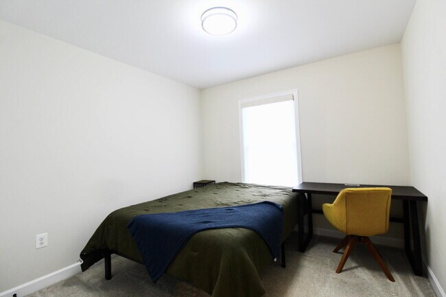 Building Photo - "Impressive 3-Bed Townhouse with Fenced in...