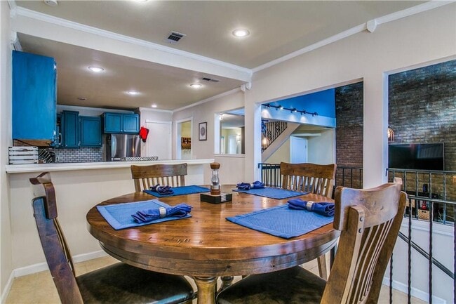 Building Photo - Beautifully Crafted 2/2.5/2 Town Home in Euless!