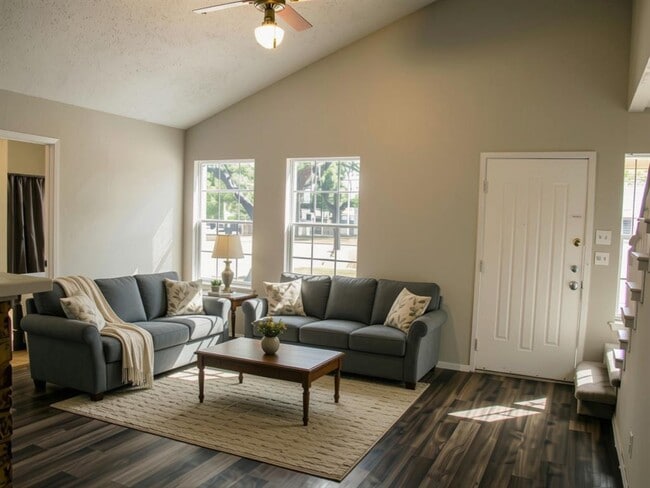 Building Photo - 509 Algerita Dr