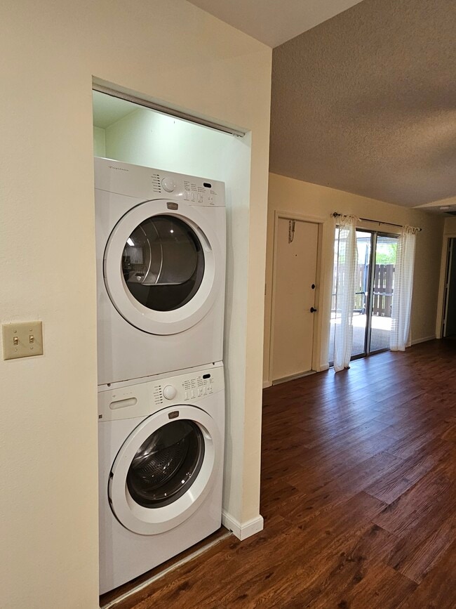 Building Photo - 15451 Crystal Lake Dr