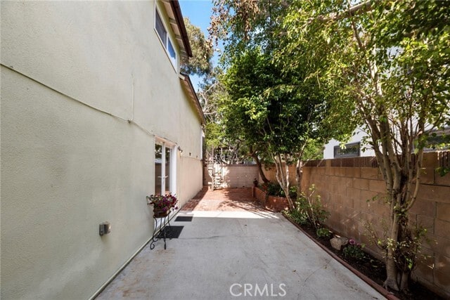 Building Photo - 2616 N Poinsettia Ave
