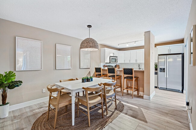 Building Photo - 825 Center St