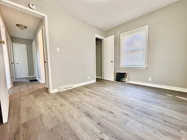 Building Photo - 1317 N Kaley St