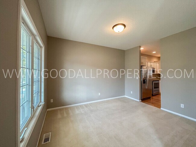 Building Photo - 3 Bedroom Single-Family home in West Des Moines with a fully fenced in yard!
