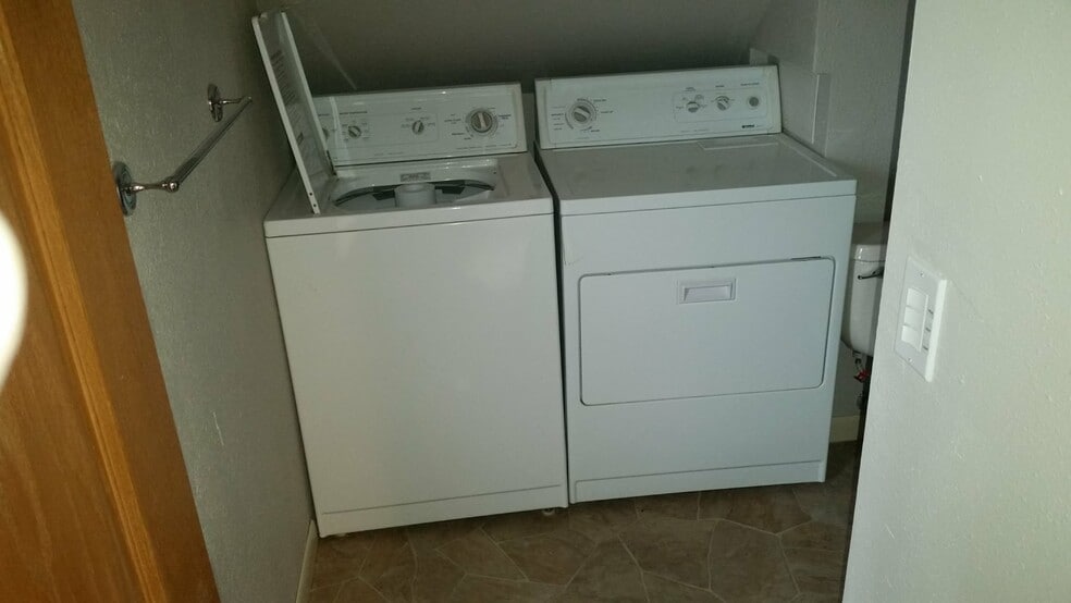 Building Photo - 211 10th Ave N