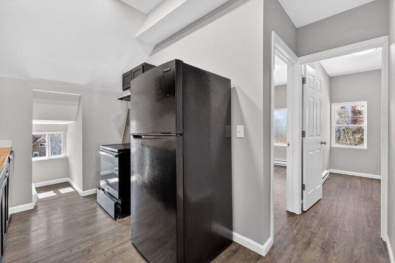 Building Photo - 158 Cliff St