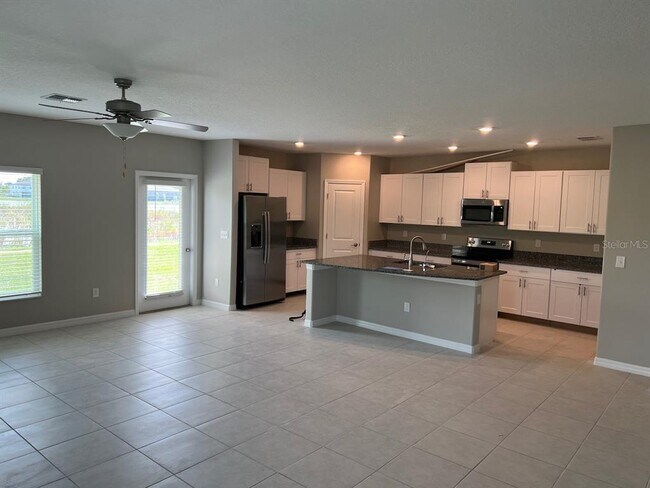 Building Photo - 580 Royal Empress Dr