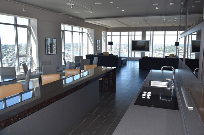 Building Photo - Spacious Luxury One Bedroom - Insignia