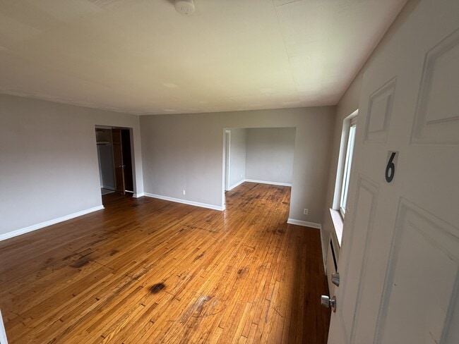 Building Photo - Mt Airy Horseshoe Apartments