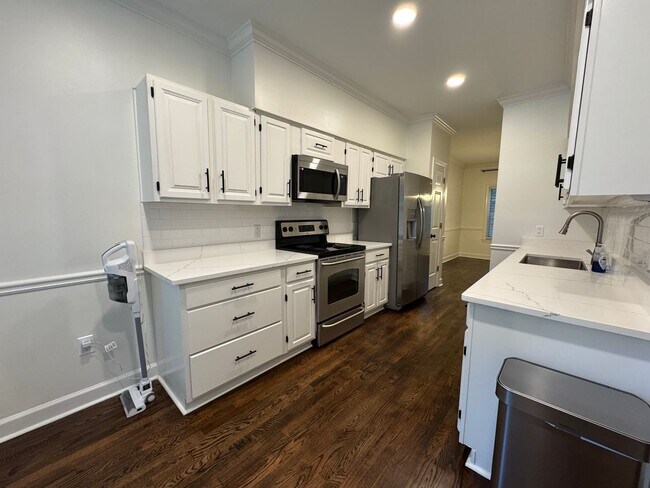 Building Photo - Nice Brick 2/2.5 Townhome in Atlanta- $2,750