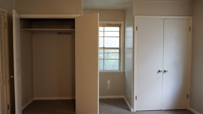 Building Photo - 4 BED 2 BATH 1 CAR GARAGE PLUS CARPORT IN STEVE PENNINGTON ADDITION