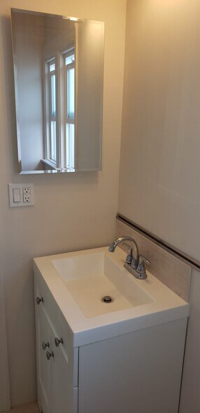 Building Photo - 1510 S Van Ness Ave