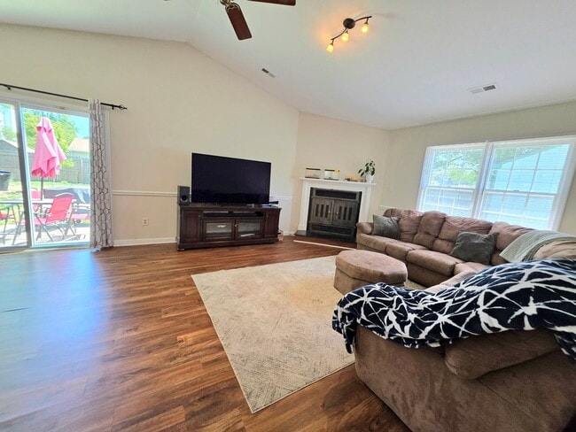 Building Photo - Move In Ready 3 Bedroom Ranch!