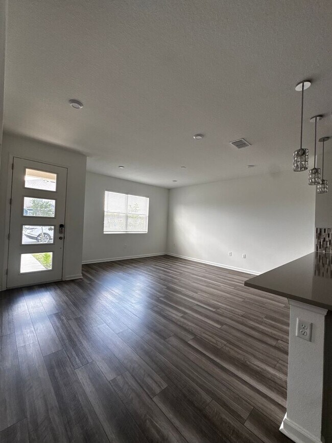 Building Photo - Spacios 4 Bedroom Home for Rent in Orlando - Available NOW!