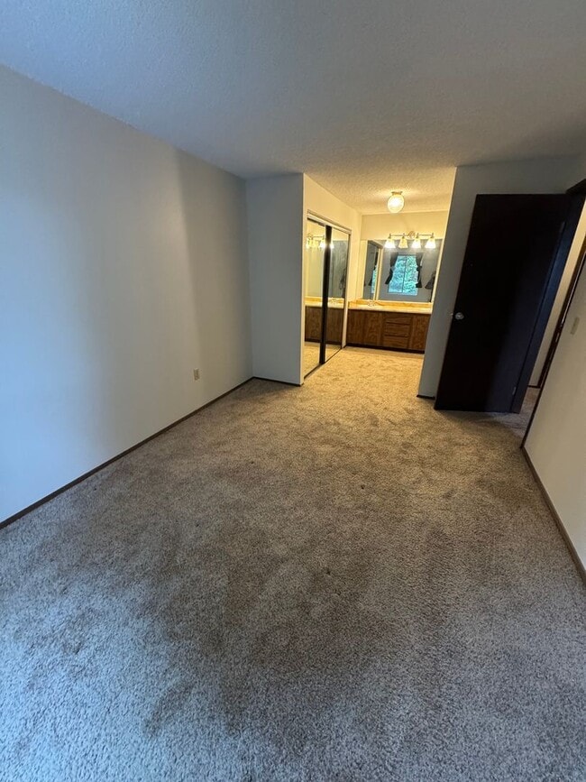 Building Photo - 2 Bedroom 1 Bath Burien Condo 995sf, Firep...