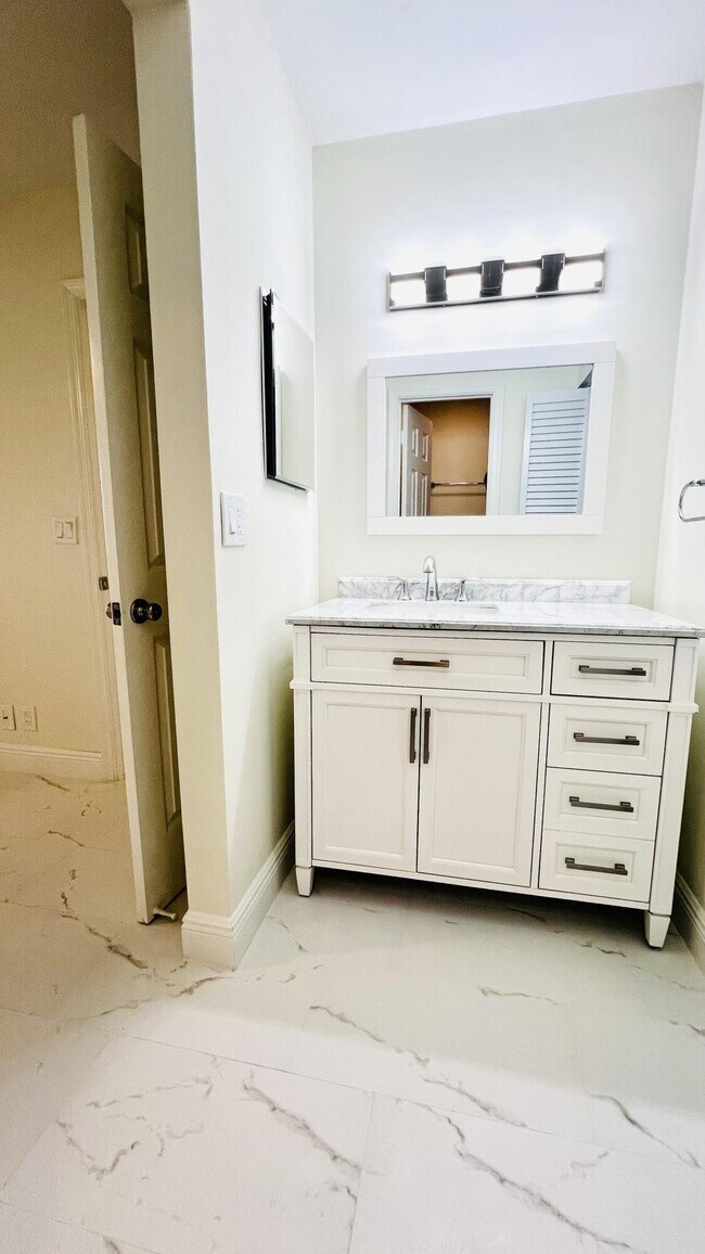 Building Photo - 2950 Olivewood Terrace