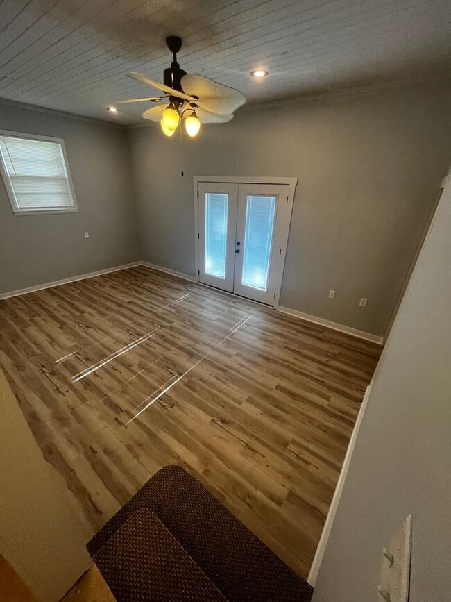 Building Photo - 5bd/2ba NEWLY remodeled brick ranch home. NO CATS.