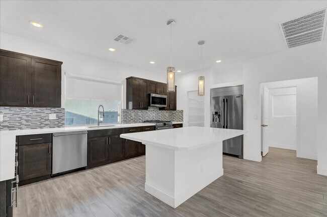 Building Photo - MOVE-IN SPECIAL! 1/2 OFF 1ST MONTHS RENT OAC!