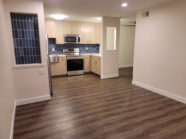 Building Photo - 745 E Bradley Ave