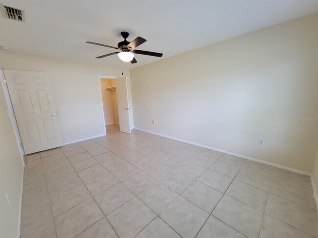 Building Photo - 2466 Lakeshore Cir