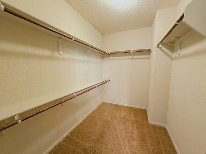 Building Photo - 4290 Lasalle Dr