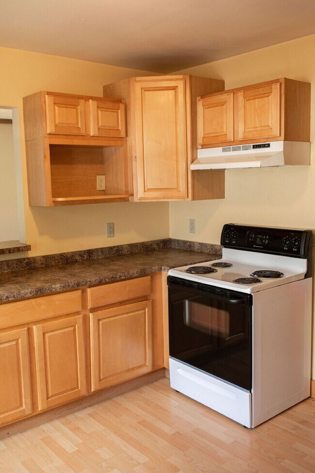 Building Photo - New On Market - 3 Bedroom, 1 Bathroom Duplex