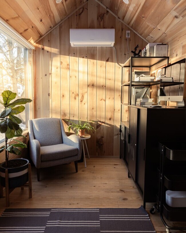 Building Photo - Now available—this beautifully renovated 3-bedroom, 1-bath home