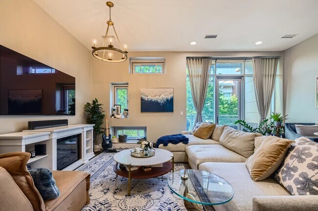 Building Photo - Beautiful 3 bedroom 3 Bathroom home